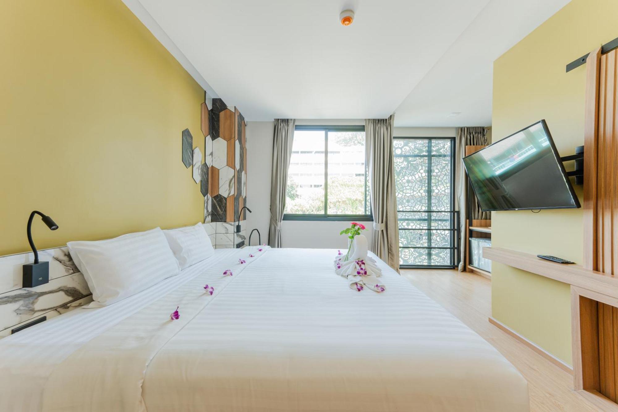 Sky Wave Patong Hotel ภายนอก รูปภาพ