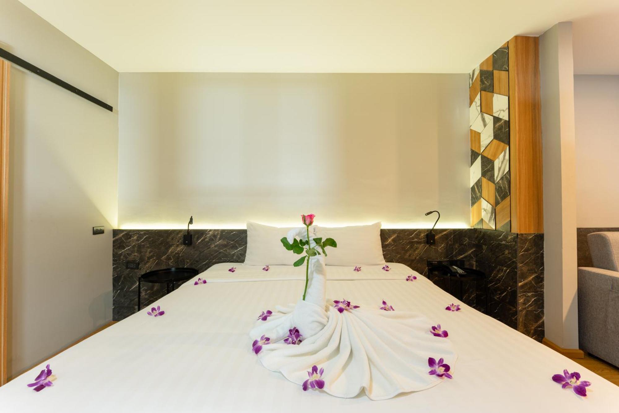 Sky Wave Patong Hotel ภายนอก รูปภาพ